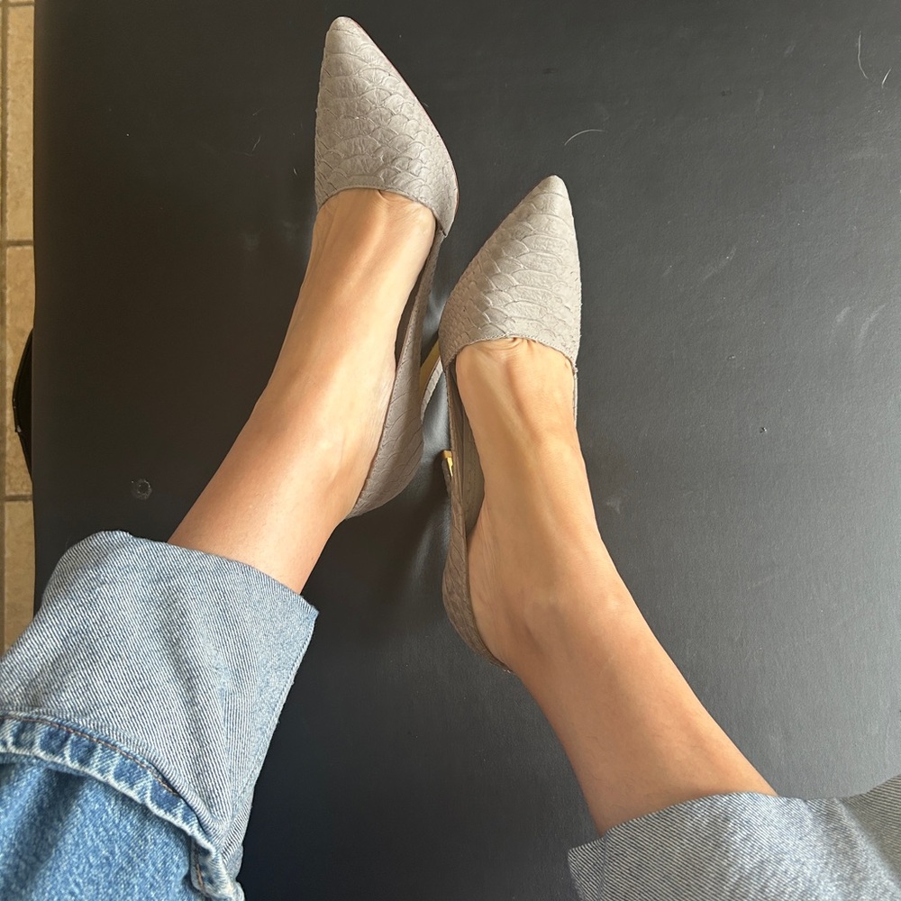 Alice+ Olivia snakeskin print off gray stiletto Heels size 40/us 9